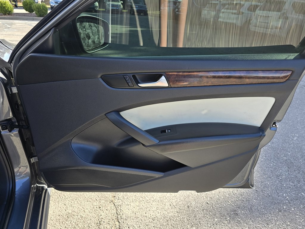 2013 Volkswagen Passat Image 21