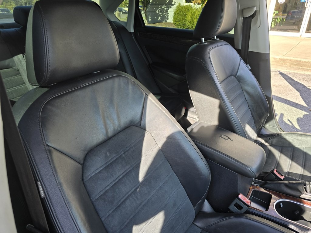 2013 Volkswagen Passat Image 23