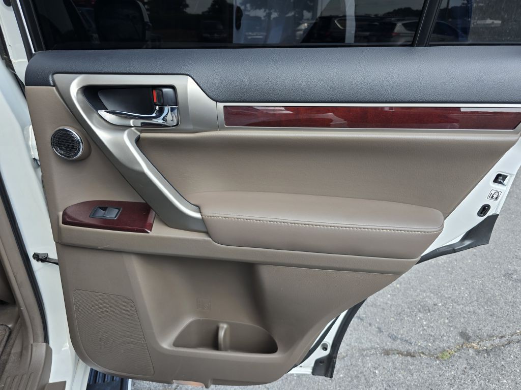 2019 Lexus GX Image 32