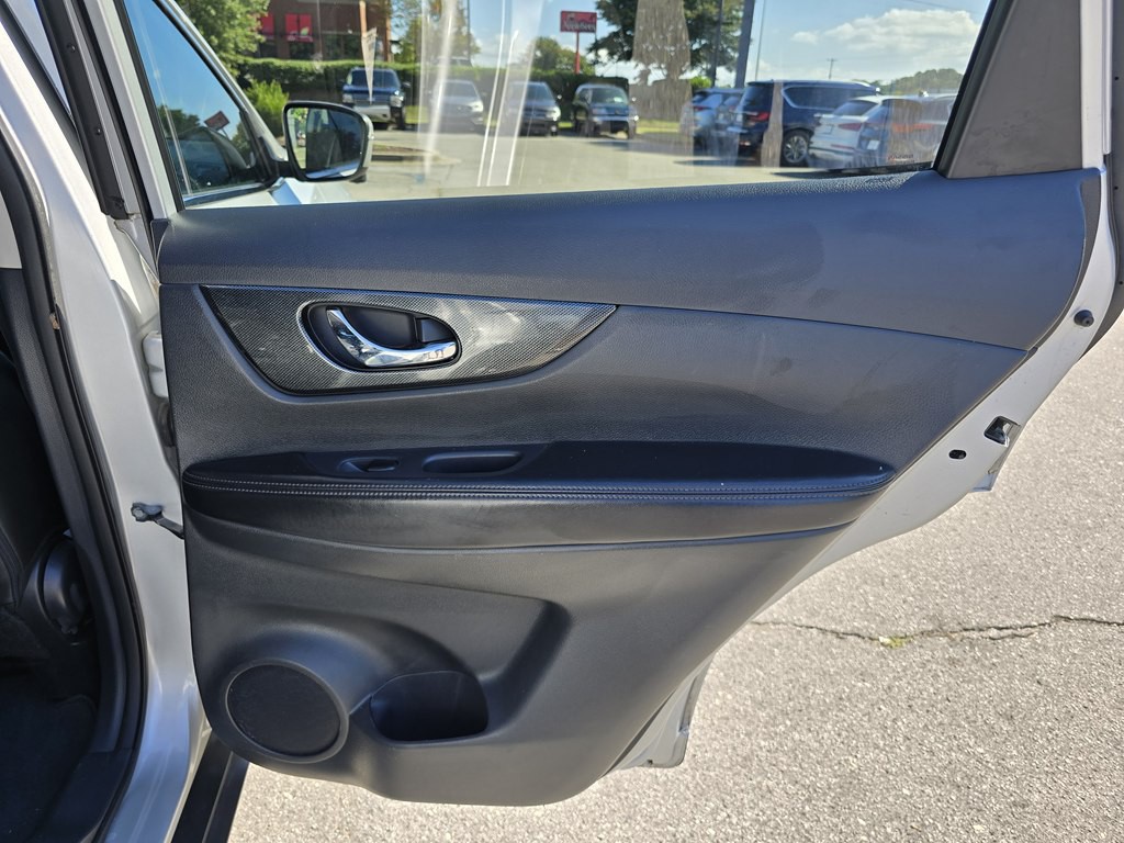 2016 Nissan Rogue Image 23