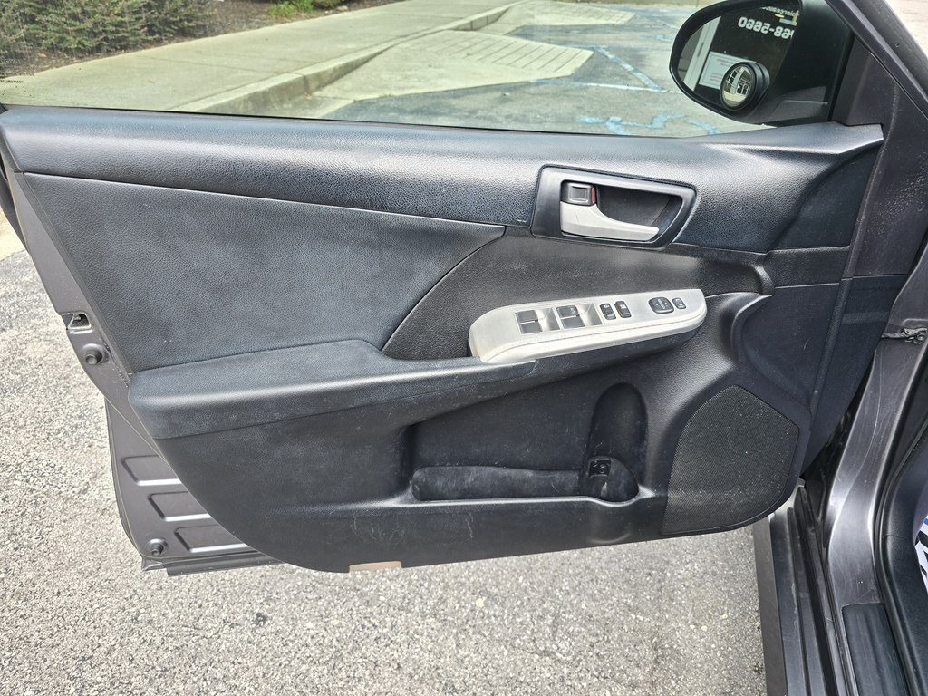 2014 Toyota Camry Image 17