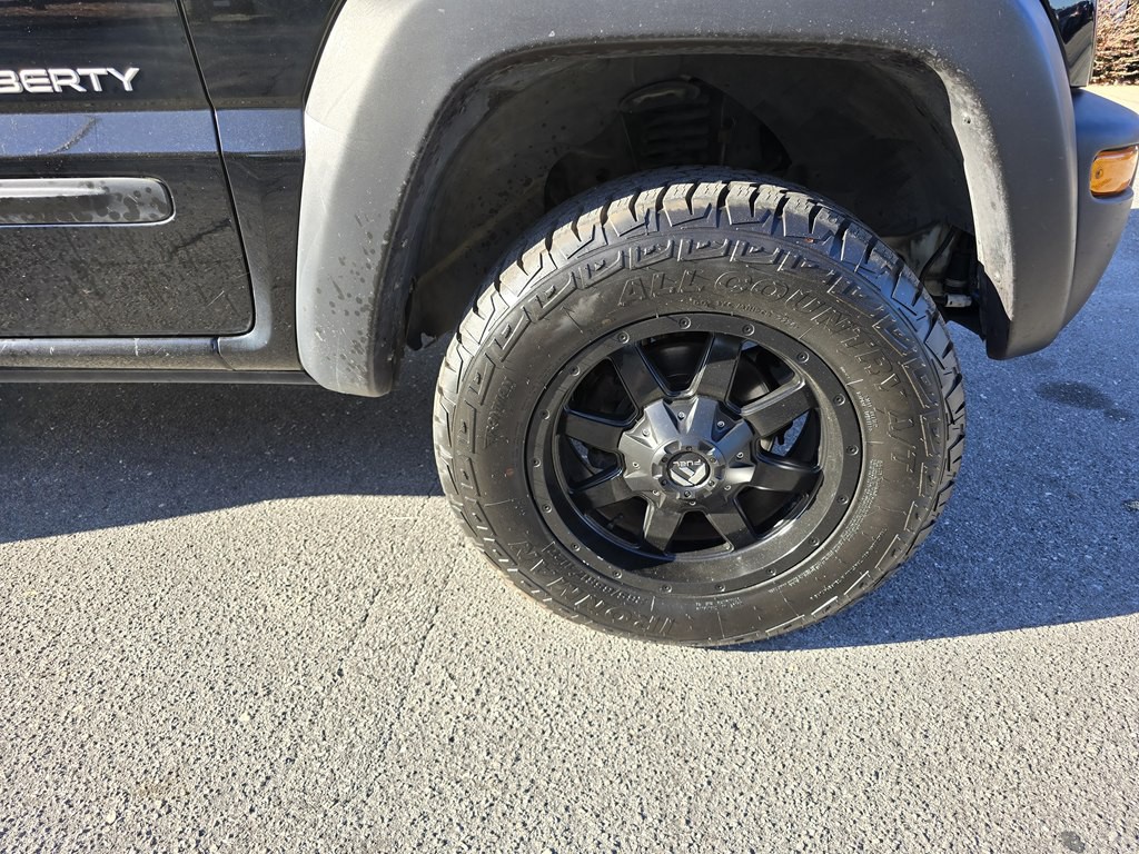 2004 Jeep Liberty Image 12