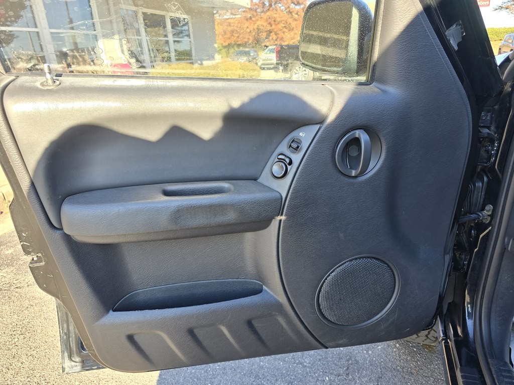2004 Jeep Liberty Image 15