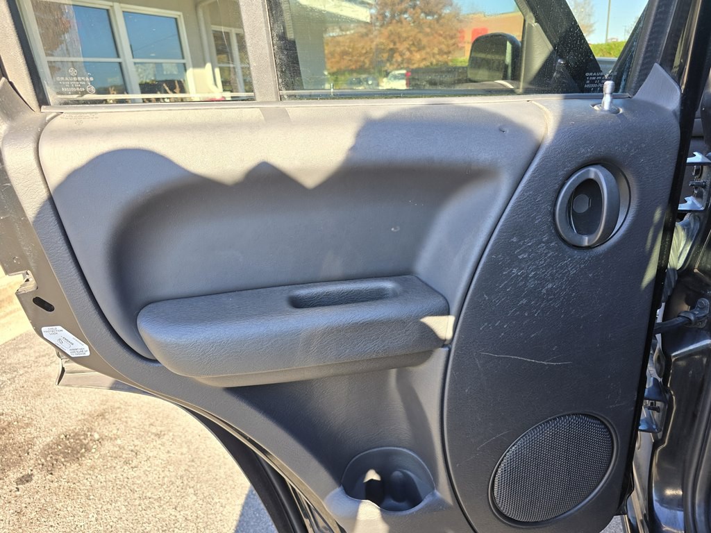 2004 Jeep Liberty Image 18