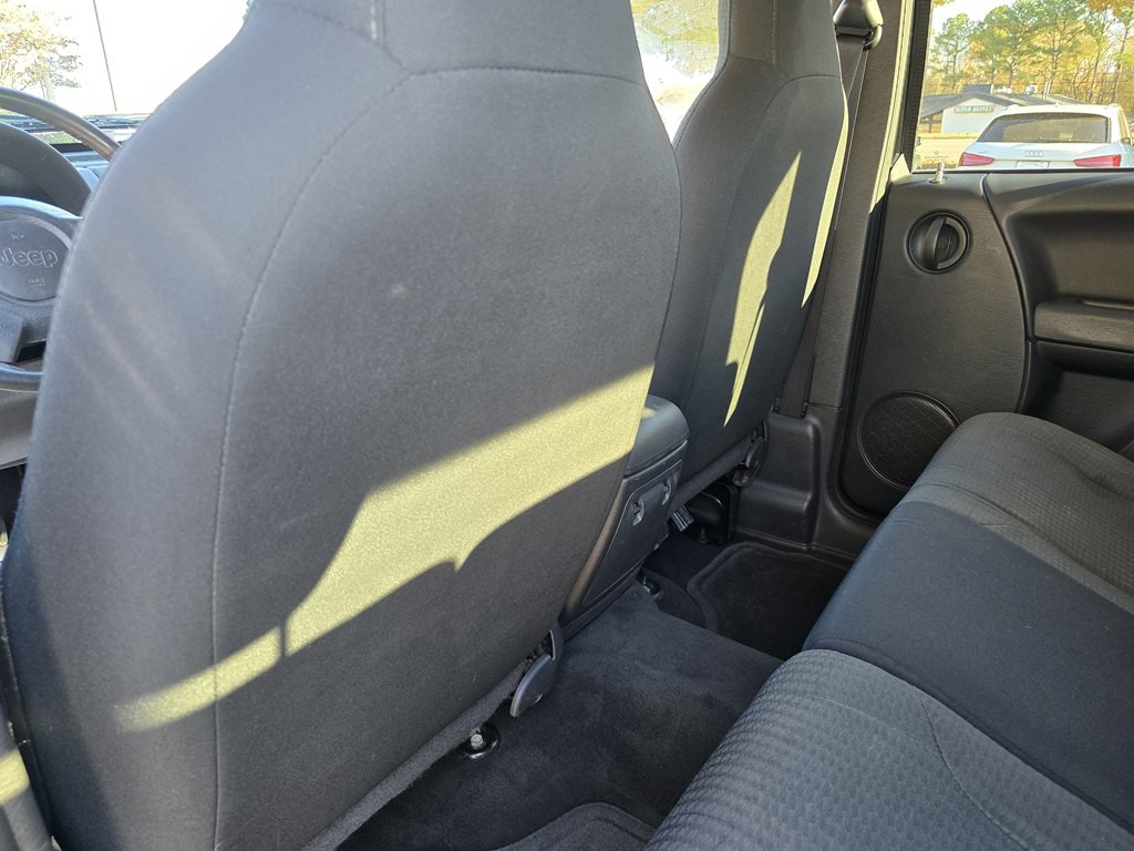 2004 Jeep Liberty Image 19