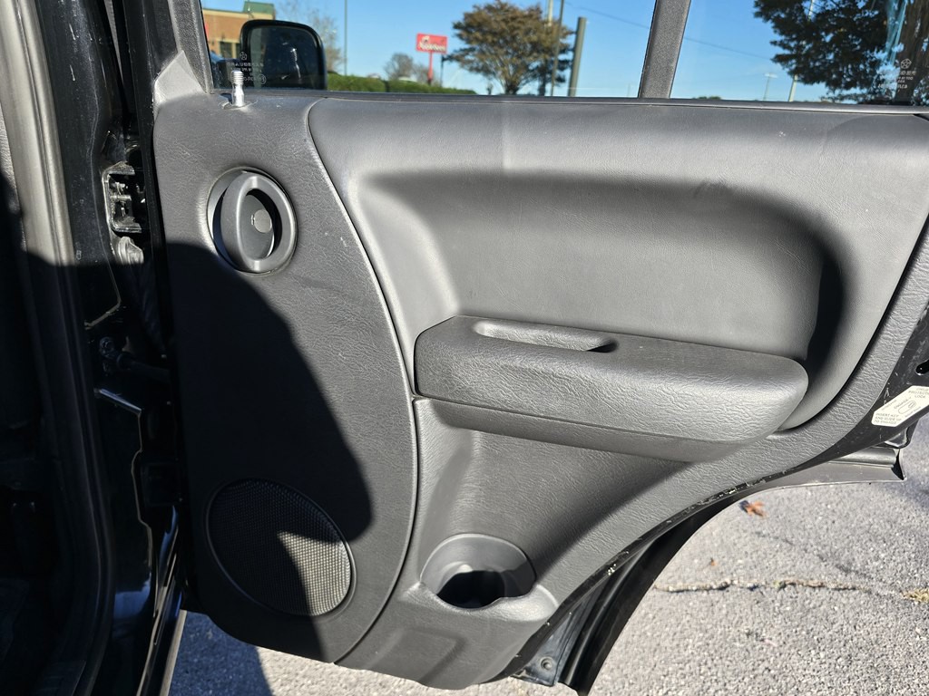 2004 Jeep Liberty Image 21