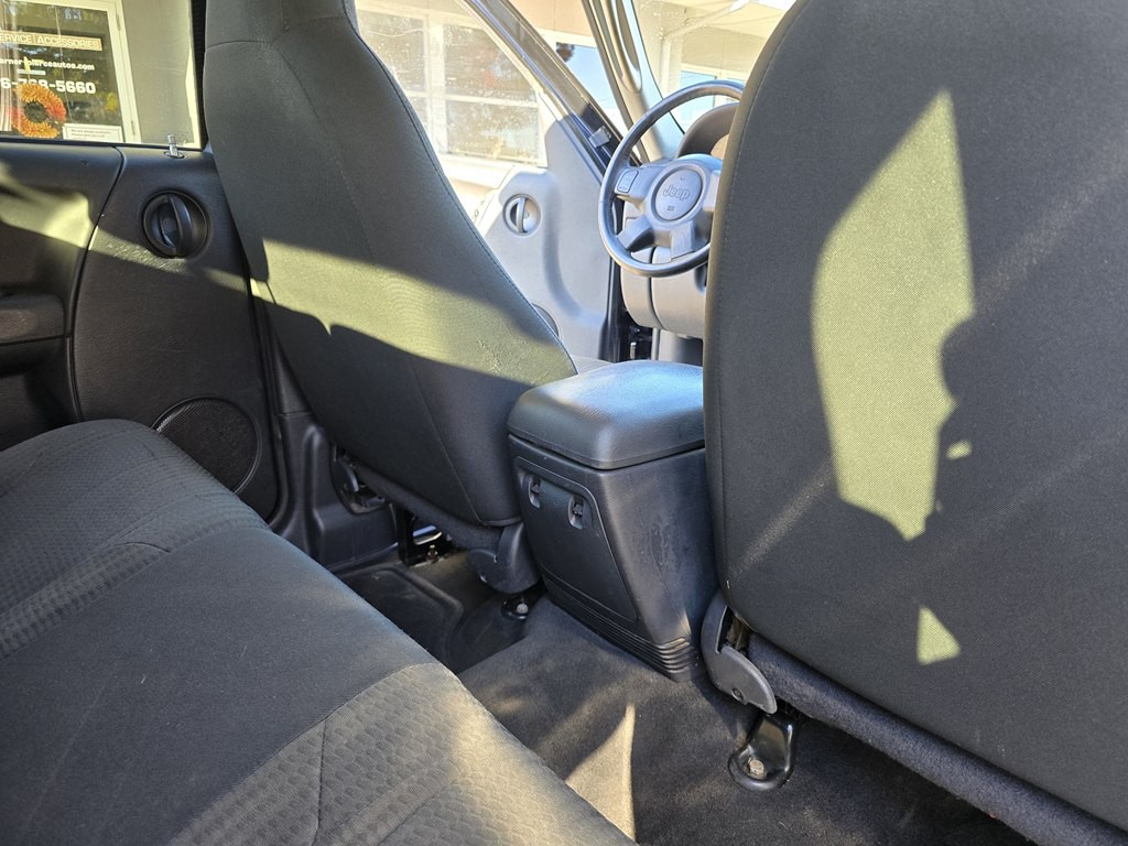 2004 Jeep Liberty Image 22