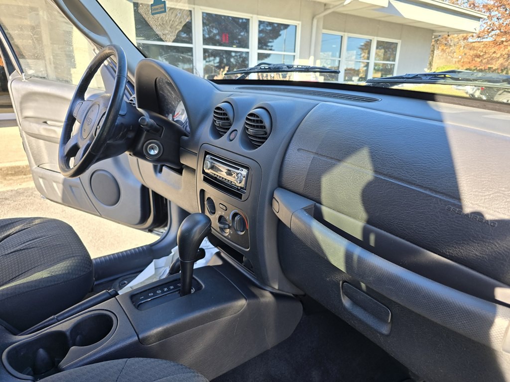 2004 Jeep Liberty Image 25