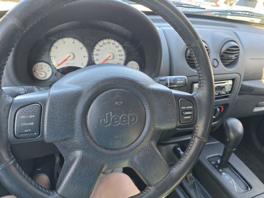 2004 Jeep Liberty Image 28