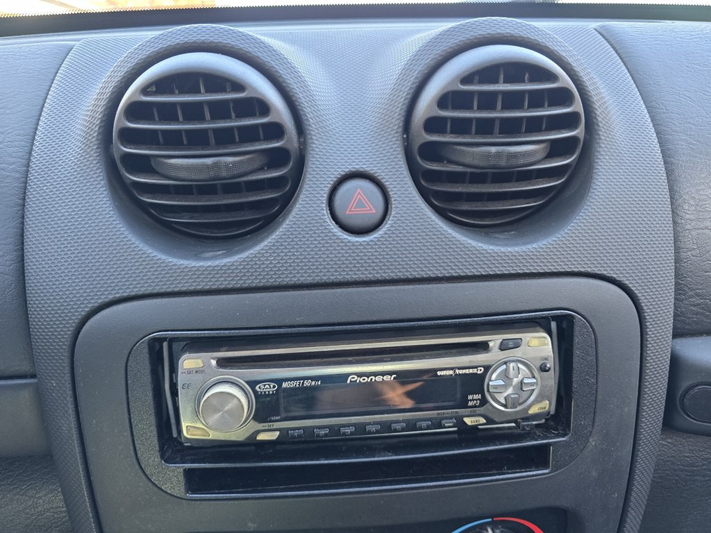 2004 Jeep Liberty Image 32