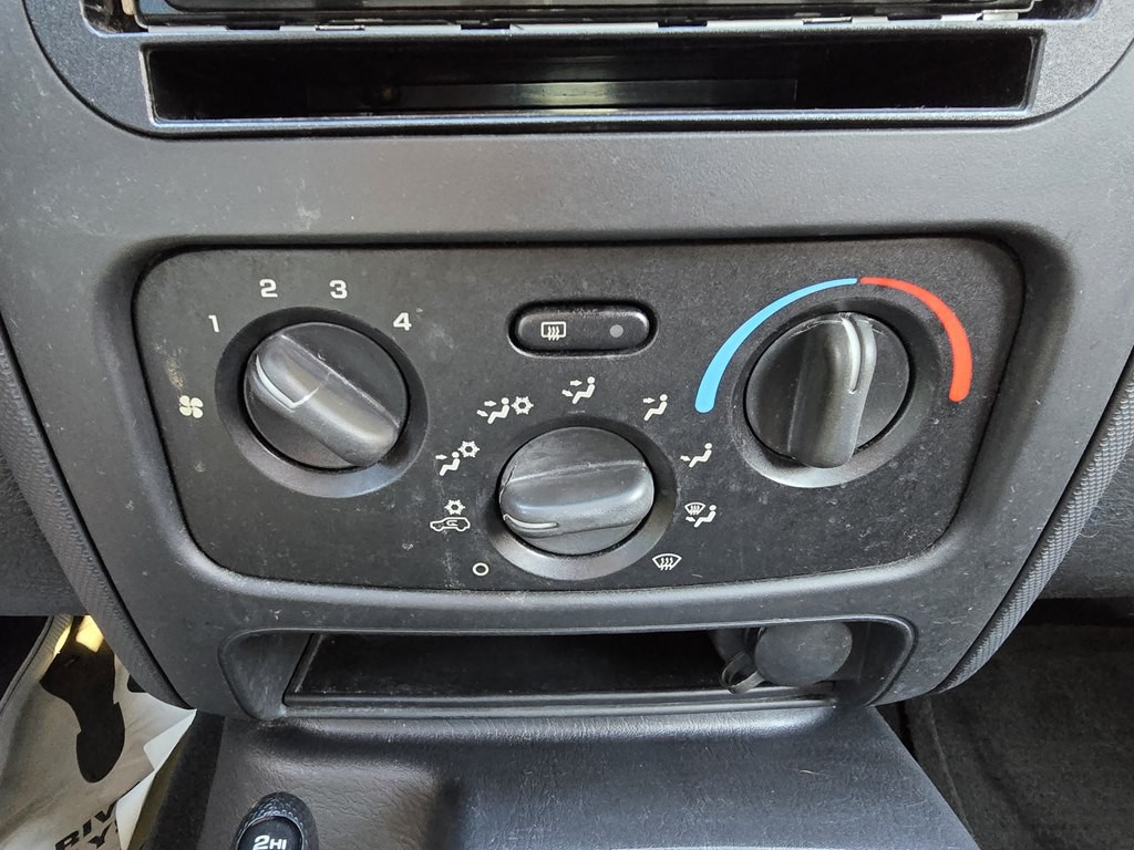 2004 Jeep Liberty Image 33