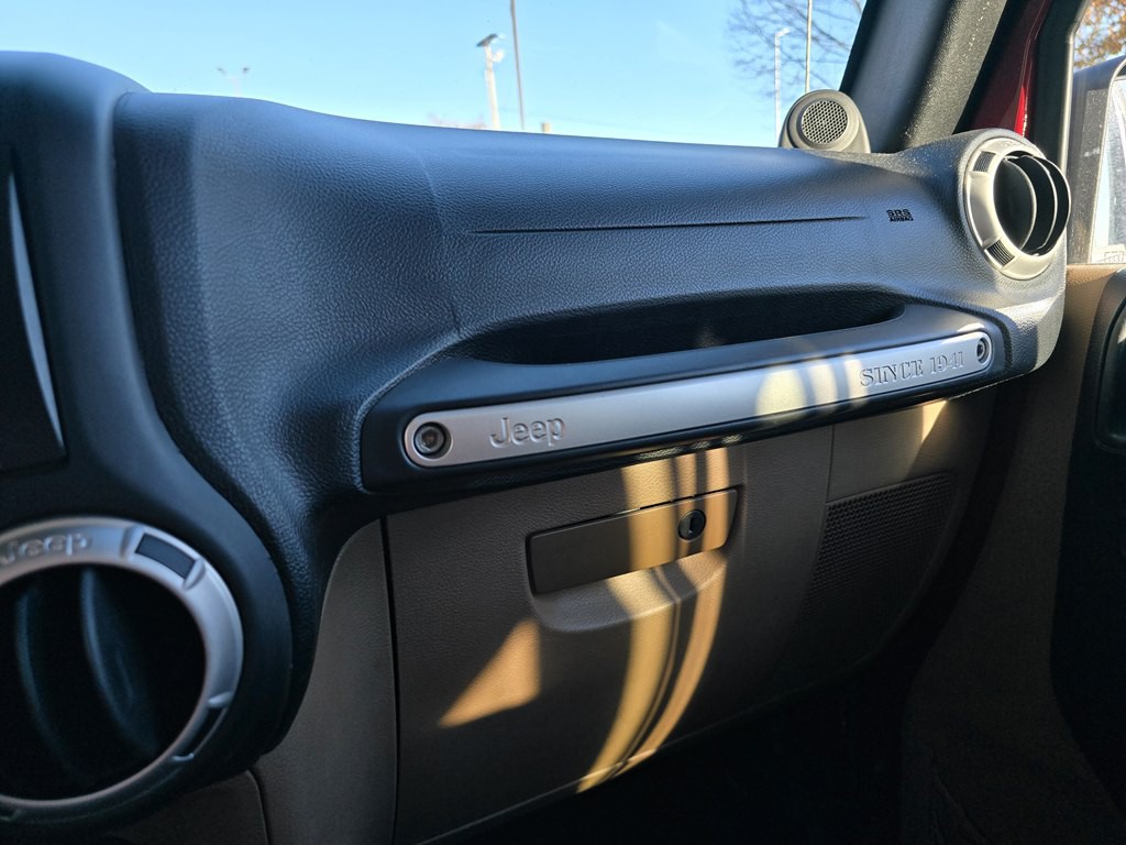 2011 Jeep Wrangler Unlimited Image 38