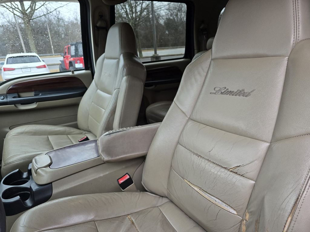 2005 Ford Excursion Image 23