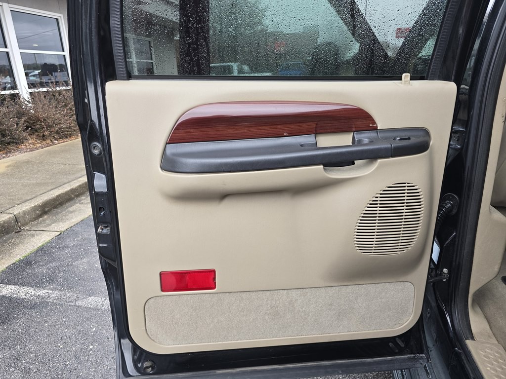 2005 Ford Excursion Image 24