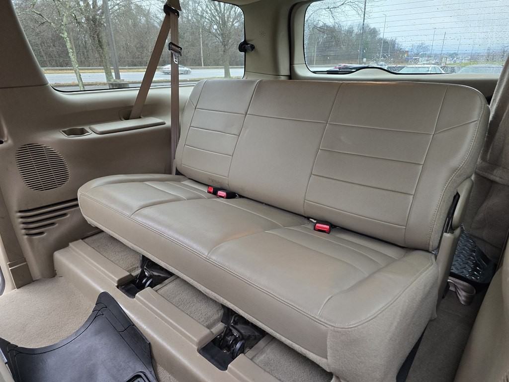 2005 Ford Excursion Image 29