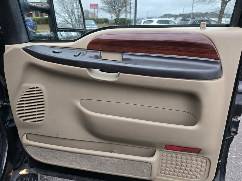 2005 Ford Excursion Image 33