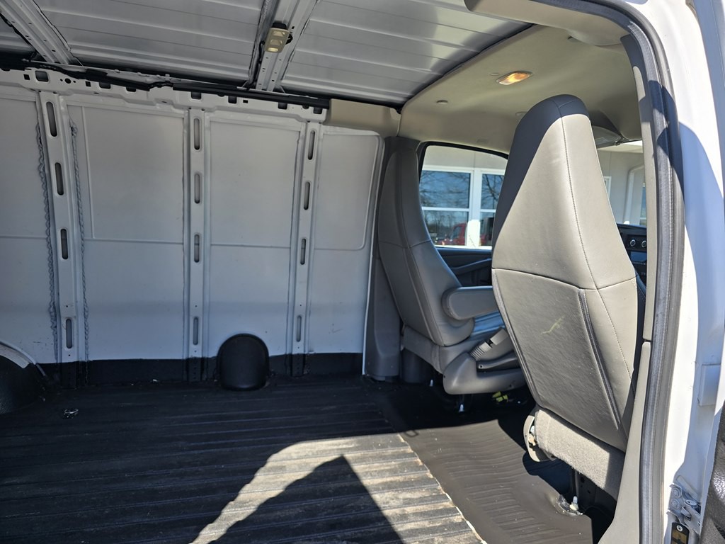 2022 GMC Savana Image 13