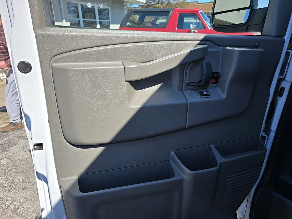 2022 GMC Savana Image 16