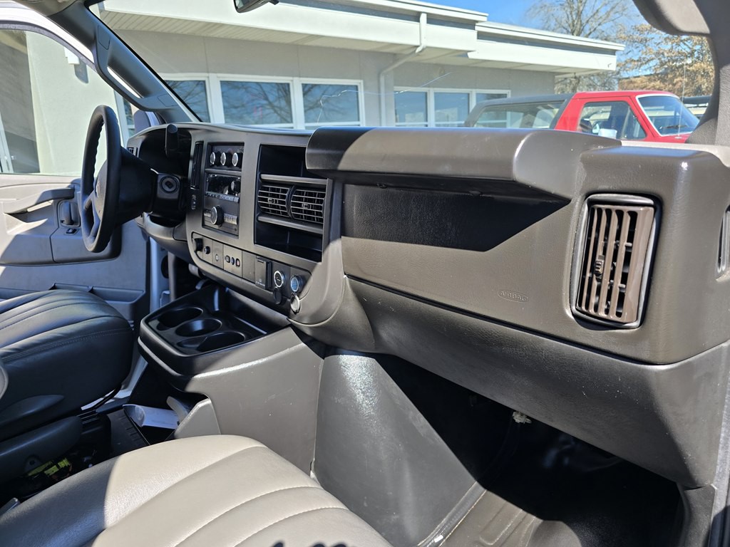 2022 GMC Savana Image 20