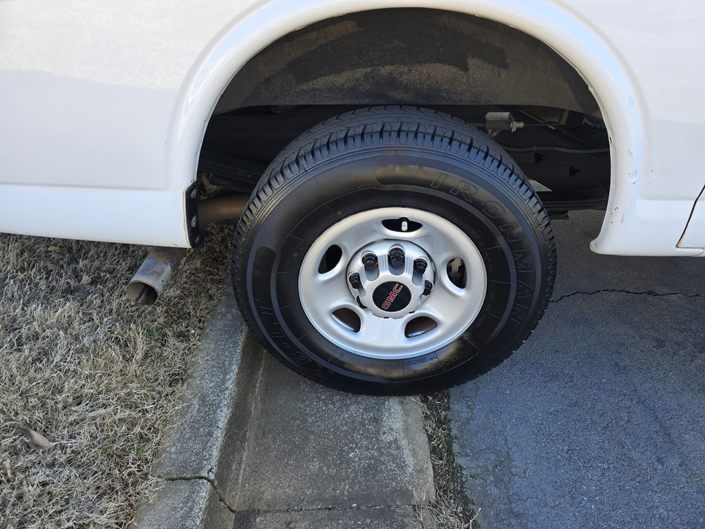 2022 GMC Savana Image 30