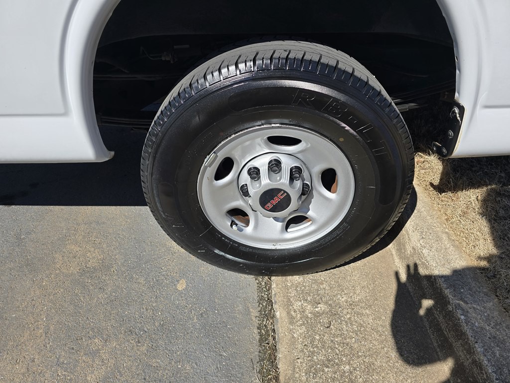 2022 GMC Savana Image 33