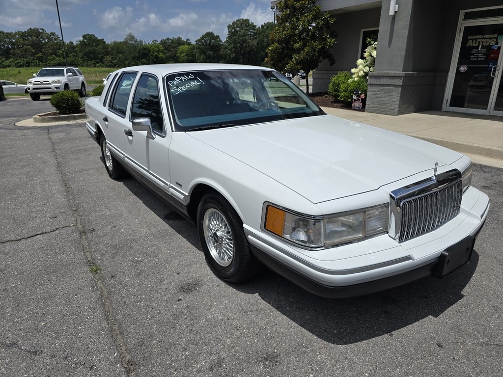 1993 Lincoln Town Car Image 2