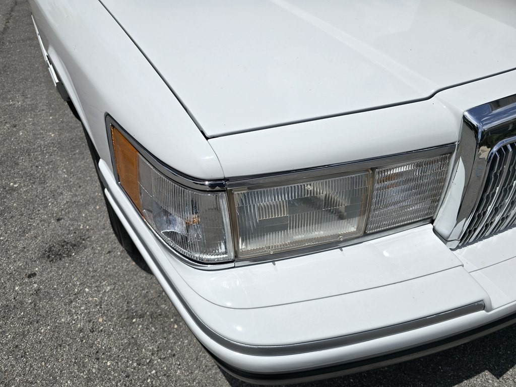 1993 Lincoln Town Car Image 3