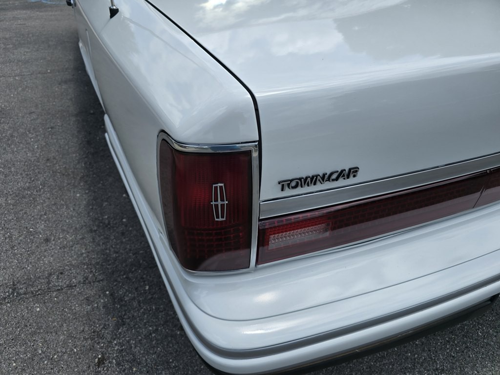 1993 Lincoln Town Car Image 10