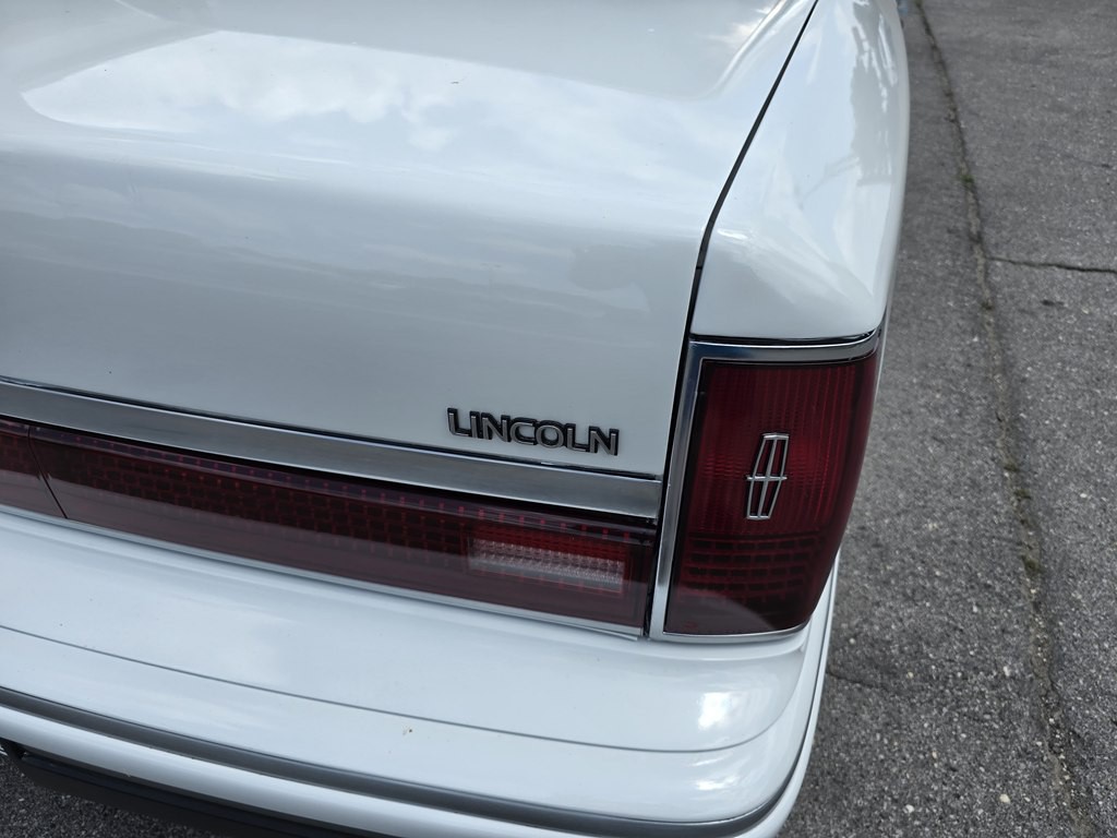 1993 Lincoln Town Car Image 12