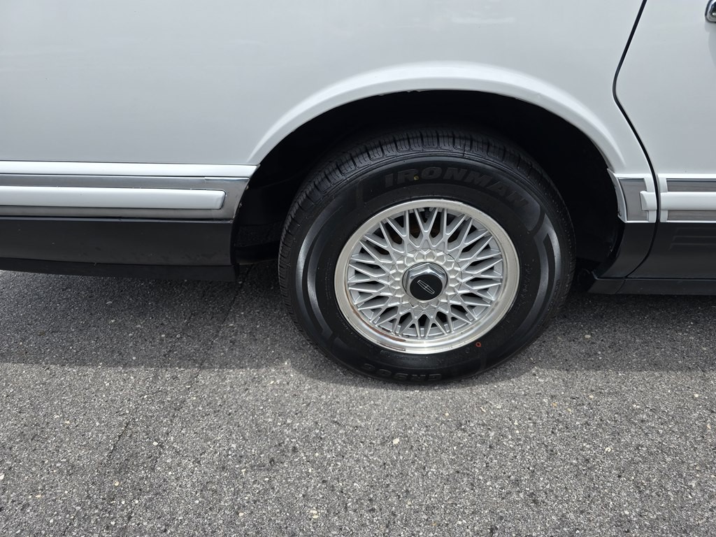 1993 Lincoln Town Car Image 14