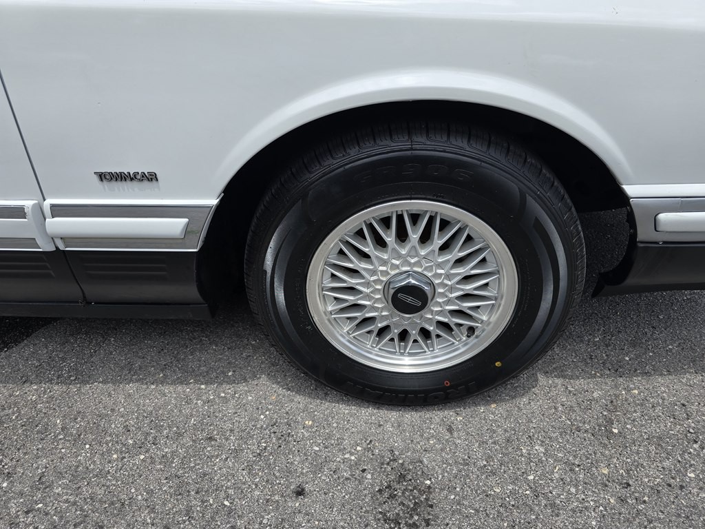 1993 Lincoln Town Car Image 15