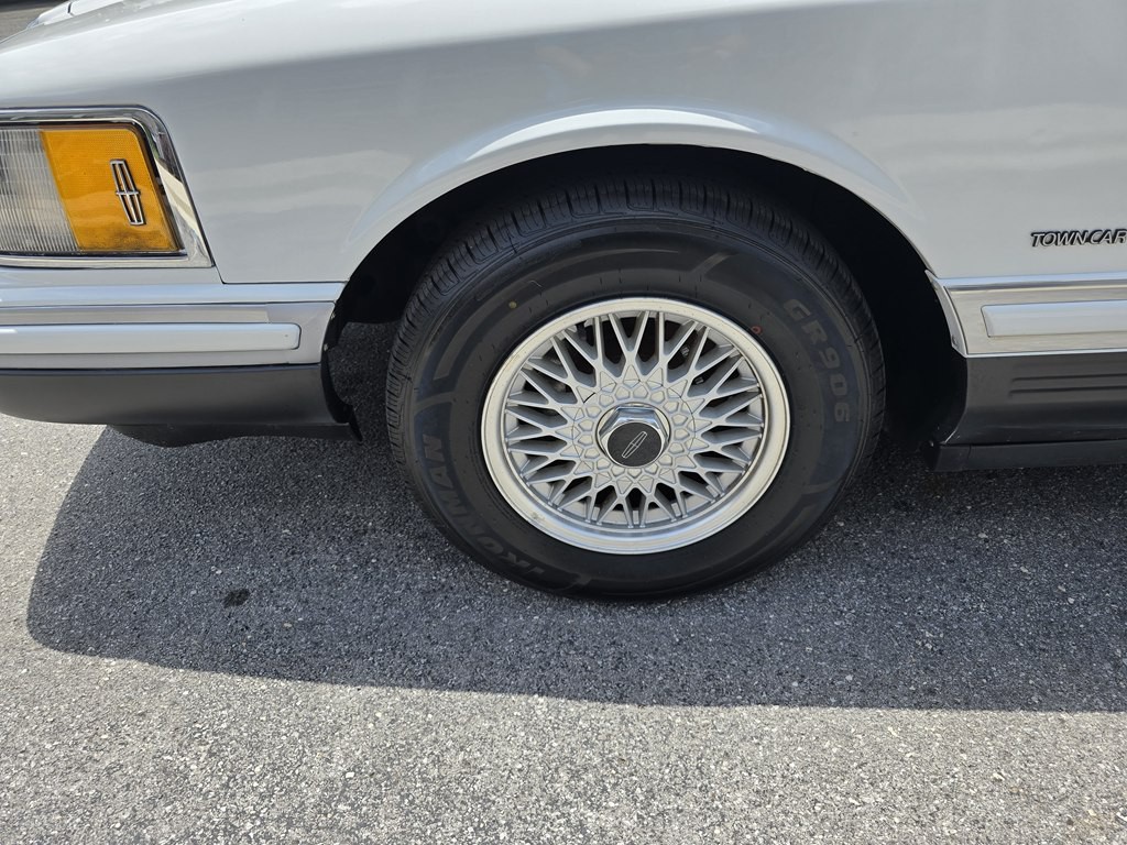 1993 Lincoln Town Car Image 16
