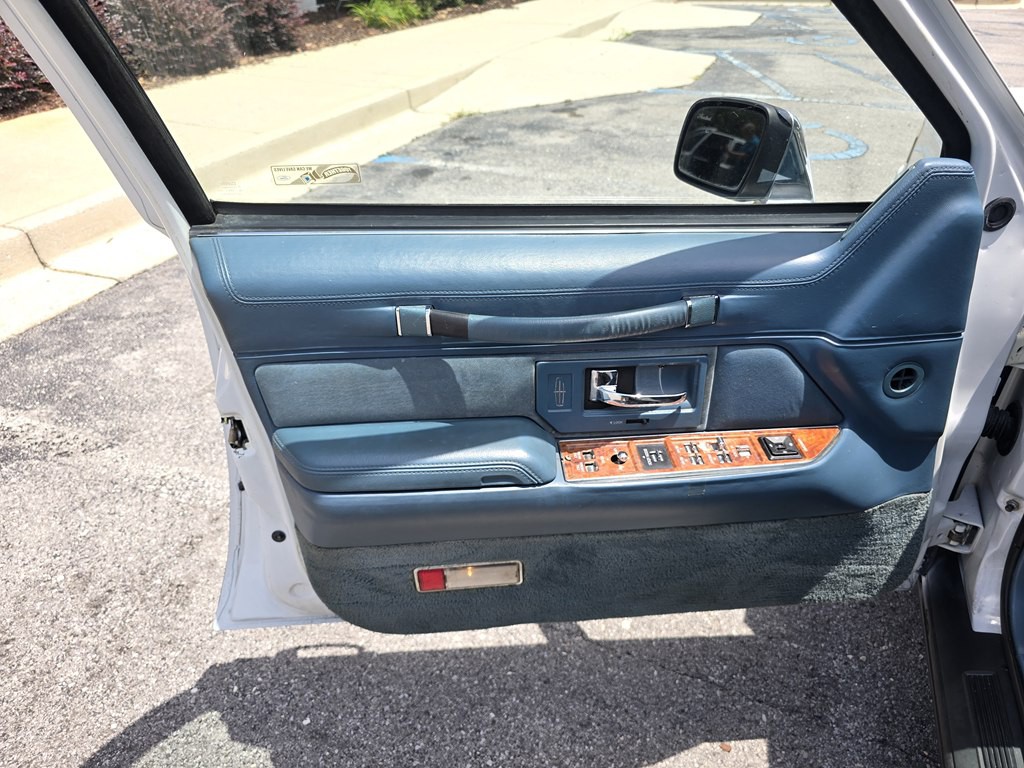 1993 Lincoln Town Car Image 18