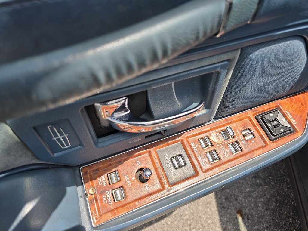 1993 Lincoln Town Car Image 19