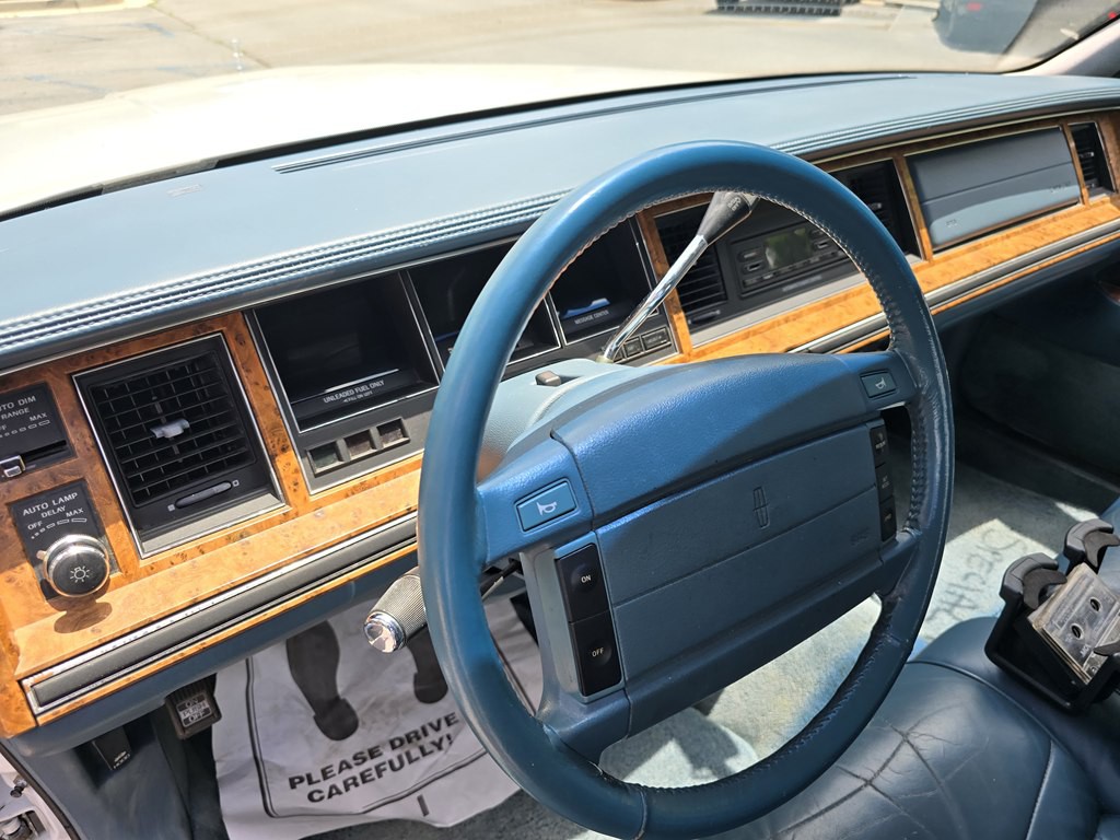 1993 Lincoln Town Car Image 20