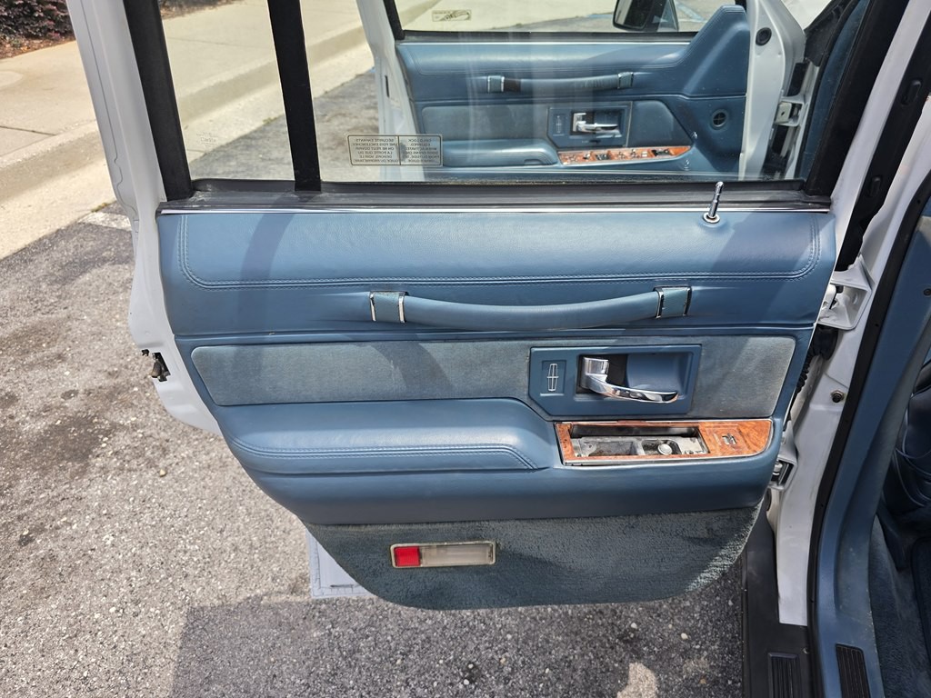 1993 Lincoln Town Car Image 22