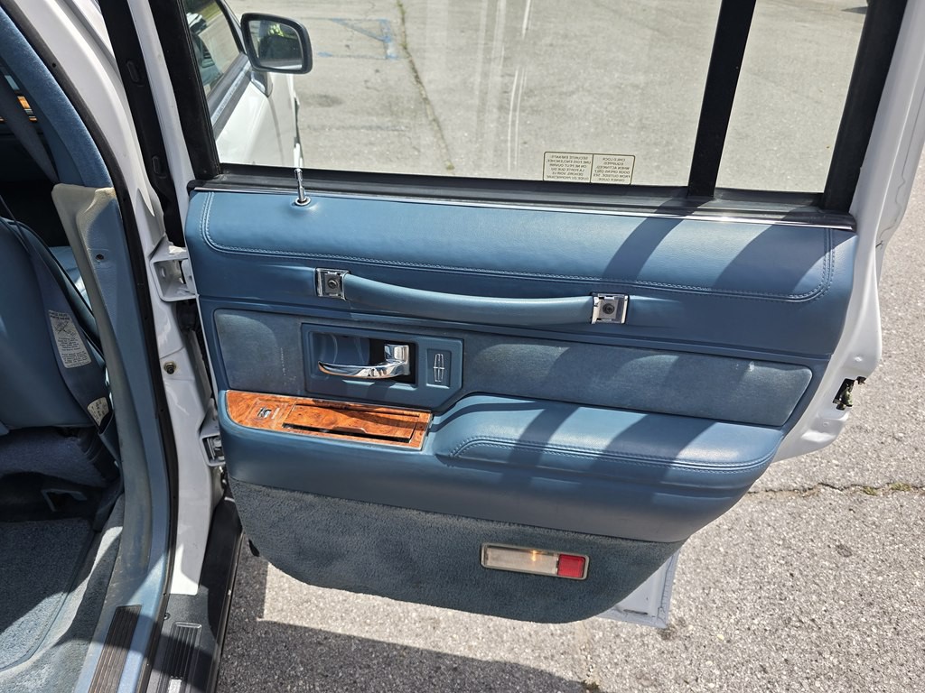 1993 Lincoln Town Car Image 25