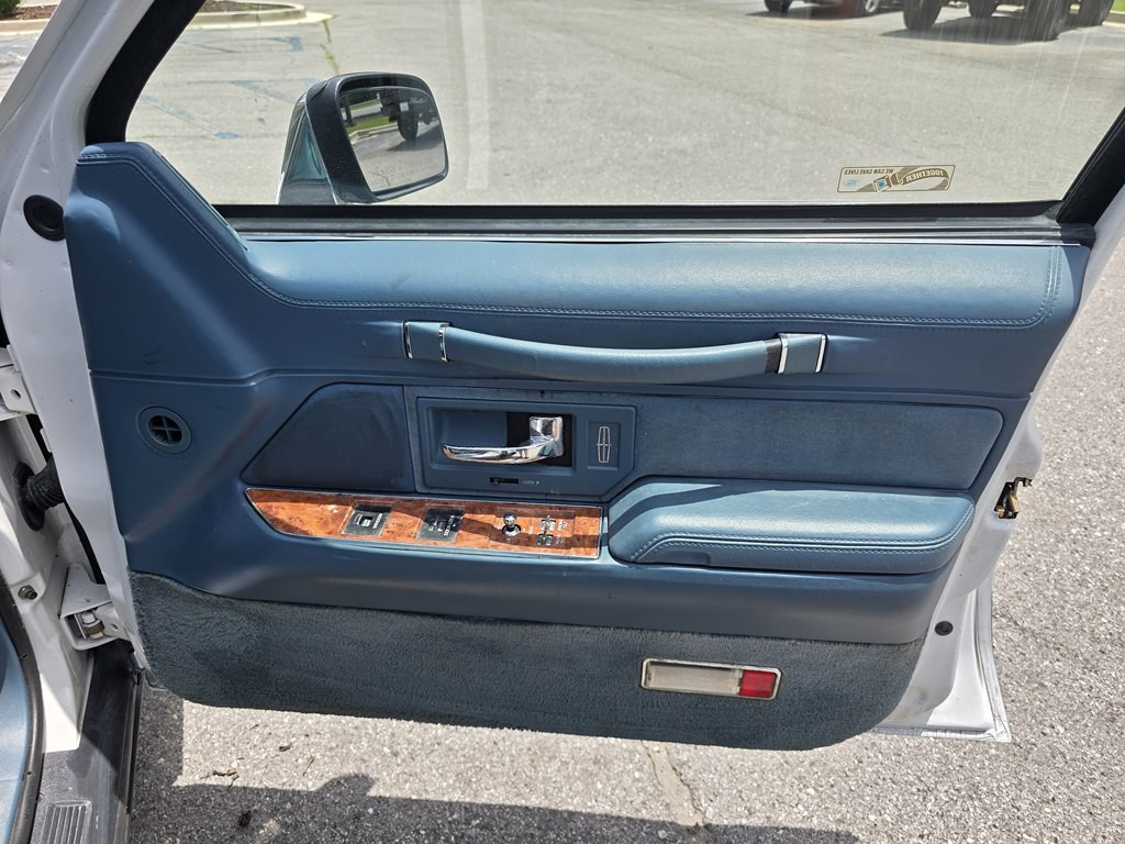 1993 Lincoln Town Car Image 28