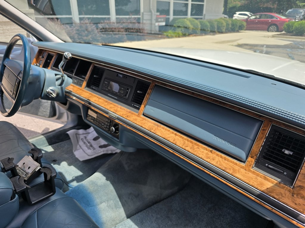 1993 Lincoln Town Car Image 29