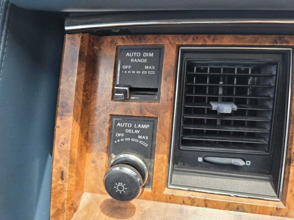 1993 Lincoln Town Car Image 31
