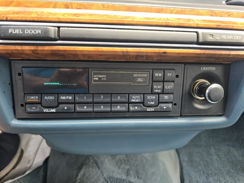 1993 Lincoln Town Car Image 36