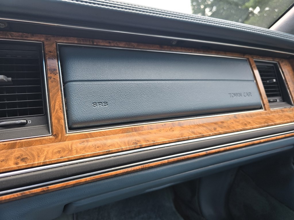 1993 Lincoln Town Car Image 37