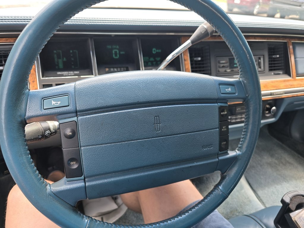 1993 Lincoln Town Car Image 38