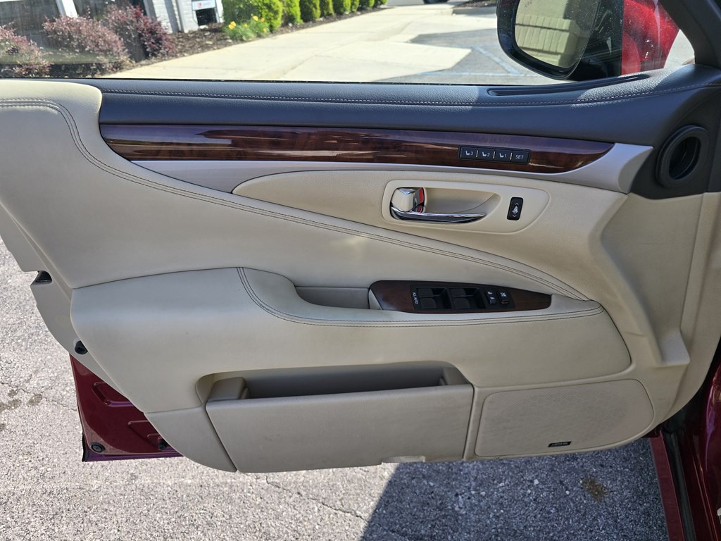 2015 Lexus LS Image 18