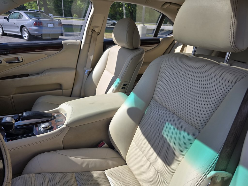 2015 Lexus LS Image 19
