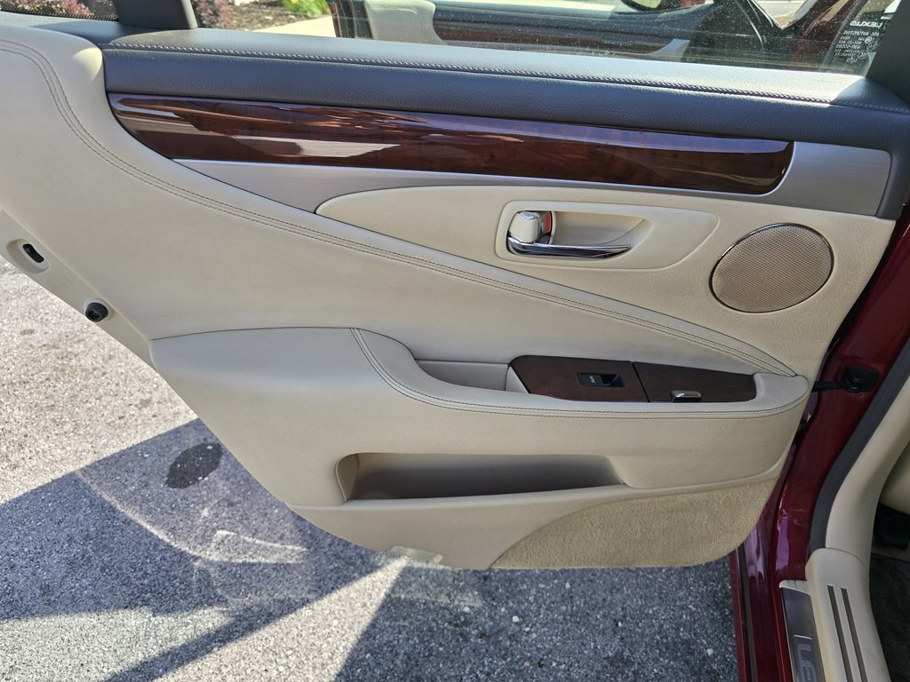 2015 Lexus LS Image 21