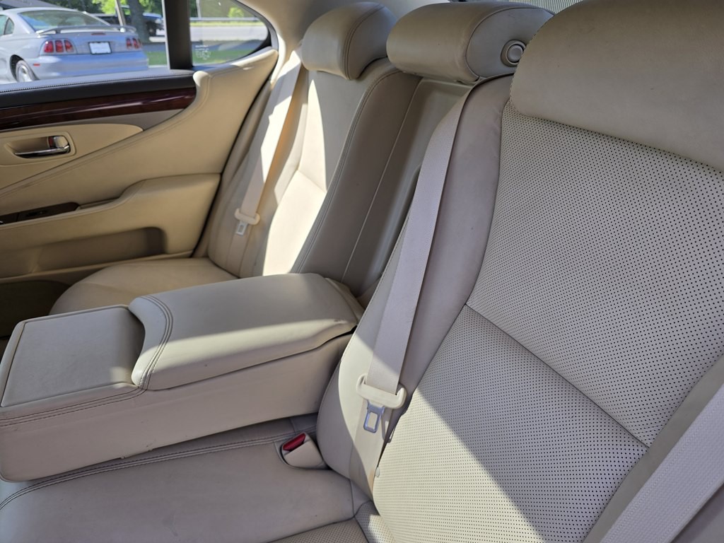 2015 Lexus LS Image 23