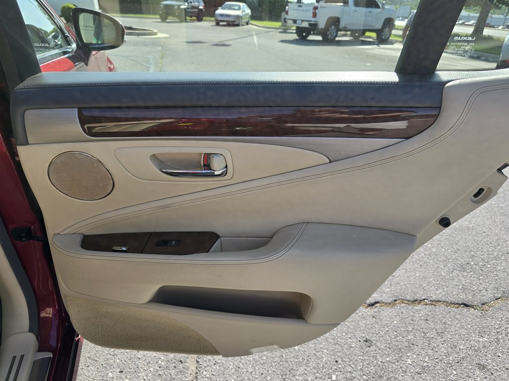 2015 Lexus LS Image 25