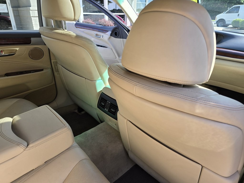 2015 Lexus LS Image 26