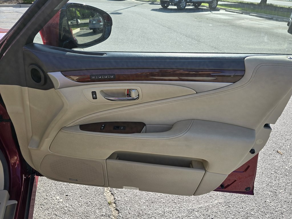 2015 Lexus LS Image 28
